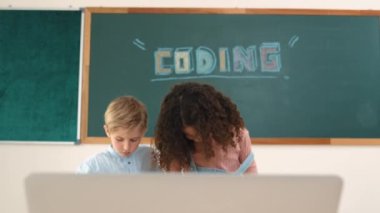 Akıllı kız tornavida kullanarak elektronik tahtayı tamir ederken ayakta duruyor. Mutlu öğrenci ve mutlu beyaz çocuk elektrik sistemini denetlemek için birlikte çalışıyor. Gemide çalışan meraklı çocuklar. Pedagoji.