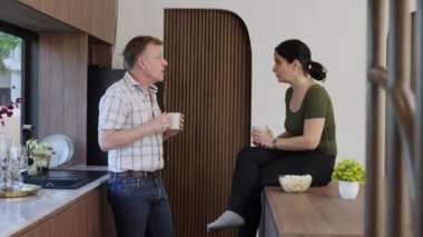 Sevimli yaşlı çift, ellerinde kahve fincanı tutarken mutlu bir şekilde güzel olaylardan ya da mutfaktaki haberlerden bahsediyorlar. Neşeli büyükbaba ve büyükannenin mutlu bir ilişkileri ve aileleri var. Uyumsuzluk.