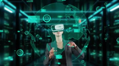 İş kadını kullanıcı, VR 'nin gelecekteki küresel yenilik arayüzü dijital bilgi ağı teknolojisi görsel hologram animasyonu ile büyük veri dinamik dünya grafik monitörüyle yakınlaştırıyor. Kısıtlanma.