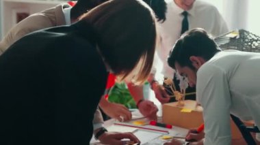 Yetenekli mühendis takımının ev inşaatı hakkında konuştuğu en iyi manzara. Planlar hakkında beyin fırtınası yapmak için tartışan ve yazan bir grup zeki mimar ya da tasarımcının hava görüşü. Hizalama.