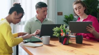 Proje yöneticisinin tableti tutarken sunduğu fikrin yukarıdan aşağı görünümü. Yetenekli iş adamları pazarlama stratejisini tartışıyor ve planlıyor. Fikir seçen bir grup iç mimar. Sempozyum.