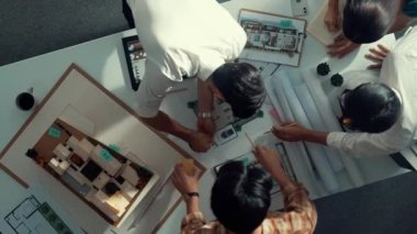 Akıllı mimar mühendisinin planlarını mimari ekipmanlar kullanarak ölçerken tasarımcılar toplantı odasında bina tasarımı ya da ev inşaatı hakkında konuşuyorlar. Hizalama.