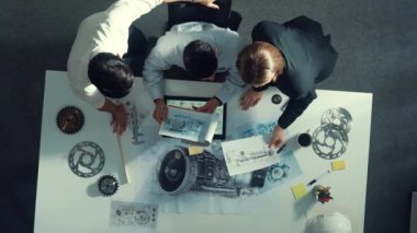 Kaliteli mühendisin jet motoruna bakarken birlikte çalışmasını tepeden tırnağa izleyeceğiz. Elektronik jeneratöre bakarken beyin fırtınası yapan akıllı tasarımcıların ya da çeşitli teknisyenlerin hava görüntüsü. Hizalama.