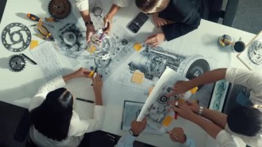 Mühendisin, toplantı masasındaki türbin motorunu ekipmanla gösteren üst düzey görüntüsü. Profesyonel proje yöneticisinin elektronik jeneratör sistemi hakkında konuştuğu ve tartıştığı hava görüntüsü. Hizalama.