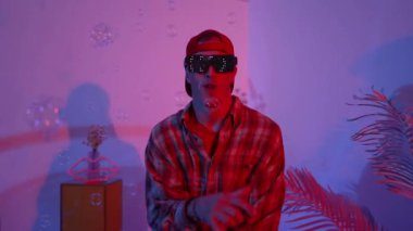 Neşeli beyaz dansçı, gündelik kıyafetleriyle dans ediyor ve arkadaşına tezahürat yapıyor. Kafkasyalı bir adam ve İspanyol bir hippi sokak dansı yaparken bir yandan da mutlu bir takıma bakıyorlar. Mutluluk.