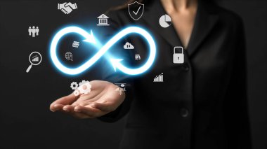 İş adamı sonsuz olasılıkları ve sonsuzluğun özünü benimser, fırsatları keşfetmek için ilham verir. Sonsuzluğun ve olasılıkların birleştiği bir dünyaya dal ve potansiyel FaaS 'leri keşfet.