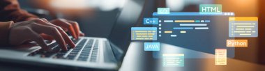Yeni uygulama mobil telefon geliştirme için HTML, Python, Java ve C EIDE gibi çeşitli programlama dillerinin kodlama dijital örtüleri ile yazılım geliştirici veya programcı çalışması