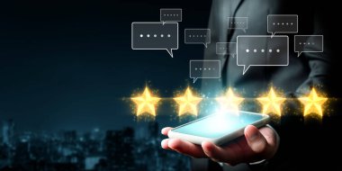 İş adamı müşteri memnuniyet değerlendirmesi verilerini analiz eder ve hizmet kalitesini artırmaya çalışır. Müşteri memnuniyeti ve sadakatini arttırmak için koz değerlendirmeleri. EIDE