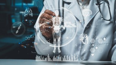 Laboratuvarda yüzen insan anatomisi hologramı tabletli akıllı doktorların oturduğu masayı kapatın. Sağlık çalışanı HUD gösterge panelinde tüm vücut hologramını kontrol ediyor ve semptomları inceliyor. İyileştirici.