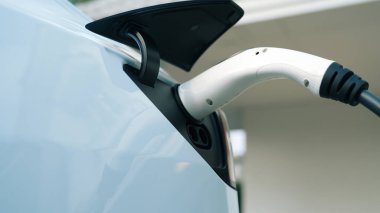 Elektrikli taşıt teknolojisi konut alanı ya da EV akü şarjı için ev şarj istasyonu olarak kullanılır. Gelecekteki çevre için temiz ve sürdürülebilir enerji ile çevre dostu ulaşım. Eşzamanlama