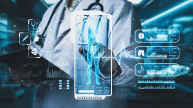 İnsan anatomisi hologramına işaret ederken doktorun tableti tutmasını kapat. Yetenekli bir tıp çalışanı, tıbbi teknoloji yenilikleri kullanarak vücut anatomisini kontrol etti ve inceledi. Tedavi tasarımı. İyileştirici.
