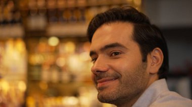 Eski usulde kokteyl içen gülümseyen zeki adam arkadaşlarıyla dans etmekten zevk alıyor ya da cuma günü lüks gişe barındaki gece kulübünde özel bir içki içiyor. Vinosity.