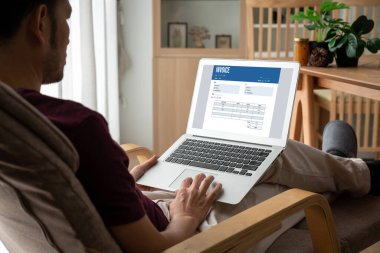 Muhasebe uygulamasından gelen fatura bilgisayar ekranında. Şirket işlerinin finans ve bütçesi için bilgisayar programı. Rahatça..