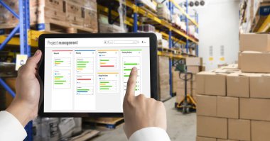 Ekip projesinin zaman çizelgesini gösteren bilgisayar ekranında, modern iş projesi yönetimi için proje planlama yazılımı