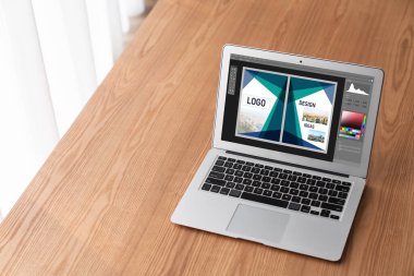 Web sayfasının modern tasarımı ve bilgisayar ekranında gösterilen ticari reklamlar için grafiksel tasarımcı yazılımı