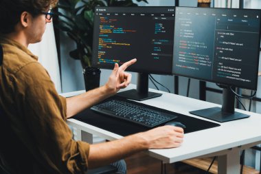 IT geliştiricisi, yazılım güncellenmiş yazılım sürümü kavramını yaratarak, kodlama uygulama ekranları üzerinde modern ev ofisteki pc monitörlerinde çevrimiçi yazılım geliştirme üzerinde çalışıyor. Toplayıcı.