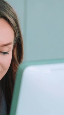 Ofiste çalışan kulaklık takan işadamları uzak müşteri ya da meslektaşlarını desteklemek için çalışıyorlar. Arama merkezi, tele pazarlama, müşteri destek acentesi telefon görüşmesinde hizmet sunar.