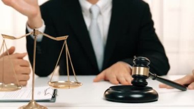 Avukat, hukuk bürosunda pazarlık yoluyla iş anlaşmazlığını çözmek için iki taraf arasında uzlaşma teklif ediyor. Yasal arabuluculuk ve çatışma çözme servisi. Ağır çekim. Katı.