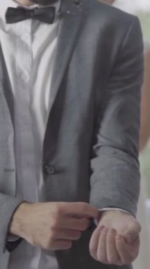 Resmi takım elbiseli bir adam ya da damadın soyunma odasında giyinmesi işe, nişan törenine ya da düğün törenine hazırlanması..