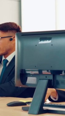 Ofiste çalışan kulaklık takan işadamları uzak müşteri ya da meslektaşlarını desteklemek için çalışıyorlar. Arama merkezi, tele pazarlama, müşteri destek acentesi telefon görüşmesinde hizmet sunar.