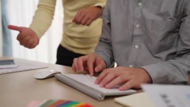 Tasarımcı ekibinin beyin fırtınası yaptığı ve grafik tasarımı için renk seçimi yaptığı el kapanışı ya da tasarım bürosunda krom danışmanlığı için danışmanlık isteyen bir müşteri. Değiştirilmiş