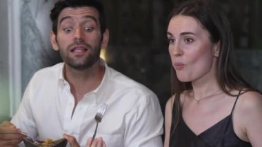 Portreli yakın plan bir çift lüks bir restoranda arkadaş grubuyla çıtır tavuk yemeği yiyor. Gece kulübünde şenlikli gündüz yaşam tarzı özel masasıyla tanışırken iyi vakit geçiriyorum. Vinosity.