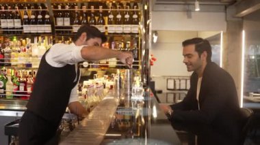 Akıllı barmen, lüks bir tezgahta arkadaşını beklerken limonlu cin kokteyli ikram ediyor. Barmen, canlı gece hayatı parti atmosferinde mükemmel hizmet veriyor. Vinosity.