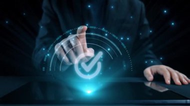 İş adamı, QC ve QA standartlarının karşılandığından emin olmak için katı kalite güvencesi protokolleri uyguluyor. Kalite güvencesi ile sertifikalı ürün mükemmelliğine ulaşmak. Kullanıcı Kimliği