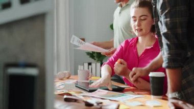 İşadamı logosu grafiği çizerken proje yöneticisinin birlikte çalışıp renk paletlerine bakarak beyin fırtınası yapma fikrini kapatın. Rengi birlikte seçen profesyonel bir iş adamı. Sempozyum.
