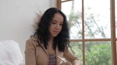 Klinikteki arkadaş canlısı psikolog kadın gülümseyen profesyonel bir portre, hastayla online terapi randevusu için dizüstü bilgisayar kullanıyor. Deneyimli ve kendinden emin psikolog çok önemli bir uzmandır.