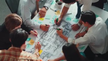 Proje planıyla masaya otururken bir grup farklı takım planlama stratejisi. Zeki iş adamlarının beyin fırtınası ve ev yapımı için birlikte çalıştıklarının en üst düzey görüntüsü. Hizalama.