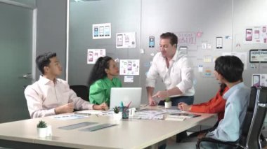 Bir grup başarılı iş adamı toplantıda el ele tutuşuyor. Çeşitlilik uzmanı bir yığın el yapıyor. Birlik ve dostluk göstergesi. Takım olarak katılacağım. Yönlendirici.