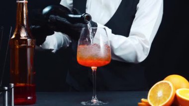 Makrografi, dikkat çekici bir siyah arka planda ustalıkla kokteyl karıştıran bir barmenin becerikli ellerine tanık olun. Her yakın çekim sıvı hareketini ve dinamik enerjiyi yakalar. Geliştirilebilir.