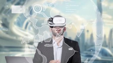 Profesyonel proje yöneticisi VR gözlüklerini aç ve pazarlama fikrini sunmaya başla. İş adamı, çevrimiçi toplantıya katılırken finansal tabloya bakıyor ve pazarlama stratejisi planlıyor. Aygıt.