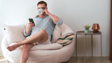 Elinde kahve fincanı olan orta yaşlı bir adam telefon arama verilerini kullanarak kanepeye oturur, çocukları iyi bir baba ya da eğlence olarak yetiştirir. İşadamı teknolojiyi kolaylık için kullanır. Uyumsuzluk.