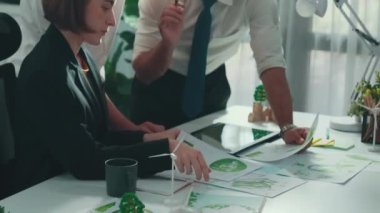 Profesyonel iş adamı, ESG 'nin çevresel yönetim tabletini kullanarak yöneticiye sürdürülebilir bir fikir sunuyor. Akıllı yönetici birlikte çalışarak temiz enerji kullanmayı planlıyor. Hizalama.