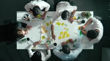 Profesyonel iş adamlarının zihin haritasını kullanarak beyin fırtınası yapmak için birlikte çalıştıklarına dair üst düzey bir görüş. Küresel bağlantı hakkında konuşan ve tartışan akıllı yöneticinin hava görüşü. Hizalama.