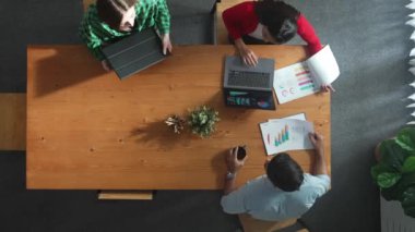 Yetenekli bir iş adamı ve proje yöneticisi toplantı masasında oturuyor. Akıllı iş kadını dizüstü bilgisayarı açar ve iş arkadaşıyla toplantı odasında çalışmaya başlar. Cemaat.