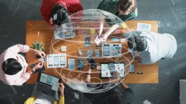 Ux Ui tasarımı için birlikte çalışan yetenekli iş adamlarının üst düzey görüşü. Çeşitli insanlardan oluşan bir grup büyük bir veri tabanı kullanarak küresel iletişim hakkında beyin fırtınası yapıyor ve tartışıyorlar. Cemaat.