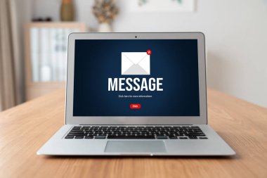 Bilgisayar ekranında rahatça görünen e-posta bildirim iletisi. Dijital pazarlama iletisi bilgi metni iş dünyasından müşteriye