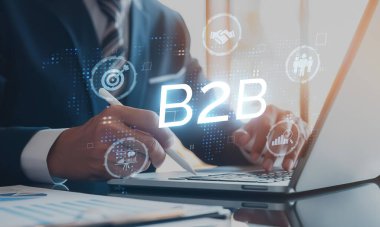 İş adamı B2B peyzajında geziniyor, iş-iş bağlantılarını geliştirmek için kullanım teknolojisi kullanıyor. B2B etkileşimlerini yeniden şekillendirir, iş stratejilerindeki yenilikleri tetikler. EIDE