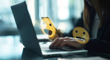 İş adamı müşteri memnuniyet değerlendirmesi verilerini analiz eder ve hizmet kalitesini artırmaya çalışır. Müşteri memnuniyeti ve sadakatini arttırmak için koz değerlendirmeleri. EIDE