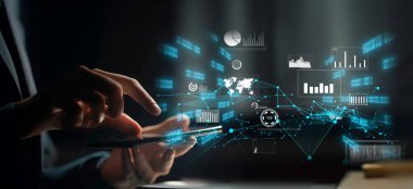 İş adamı, tahminsel büyük veri modellerinden gerçek zamanlı analizlere uzanan eğilim ve içgörüleri ortaya çıkarmak için veri analizlerini derinlemesine inceleyerek, veri güdümlü kararların analitik endüstriyi nasıl ileri götürdüğünü öğrenir