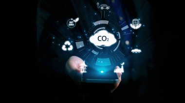 İş adamı CO2 emisyonlarını azaltmak için girişimlerde bulunuyor ve net sıfır hedefliyor. Daha yeşil bir gezegenin karbondioksitini azaltarak sürdürülebilirliğe olan bağlılığını gösteriyor. Kullanıcı Kimliği