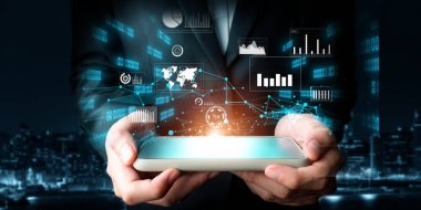 İş adamı, tahmin edilen büyük veri modellerinden gerçek zamanlı analizlere uzanan eğilimleri ve görüşleri ortaya çıkarmak için veri analizlerini derinlemesine inceleyerek, veri güdümlü kararların analitik endüstrileri nasıl ileri götürdüğünü öğrenir Faas