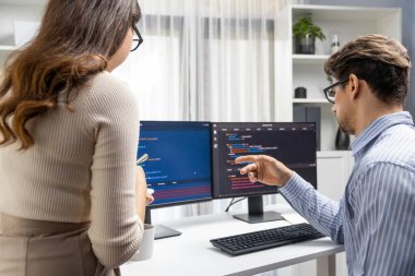 İki ekran ekranında yaratıcı web sitesi planlama yazılımını tartışan yetenekli geliştiriciler programı arka görüş konseptiyle ofiste tasarımı analiz eden tam yığın veri. Varsayım.