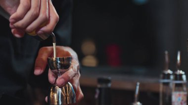 Meyve suyunu ölçmek için barmenle karıştırıp bardaki karışık kokteyllere hazırlamak. Gece hayatı karışımının gece kulübüne davet edildiği özel bir içecek. Vinosity.