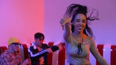 İspanyol dansçı çeşitli arkadaşlar birlikte dans ederken hareket eder. Mutlu profesyonel hipster el sıkışırken aynı zamanda çok kültürlü bir grubu destekliyor ve cesaretlendiriyor. Mutluluk.