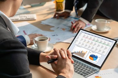 İş veri paneli, pazarlama stratejisi planlaması için iş zekası analizi sunar. Müşteri taleplerini analiz etmek ve iş dünyasının geleceğini önceden görmek için büyük veriler sunulur.