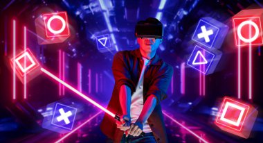 Parlayan lazer kılıcını tutan ve arttırılmış gerçeklik gözlüğü takan oyuncu mavi ve kırmızı renkte müzik oyunu oynuyor. Enerjik insan VR gözlükleri ve metaevreni bağlıyor. Yaratıcılık.